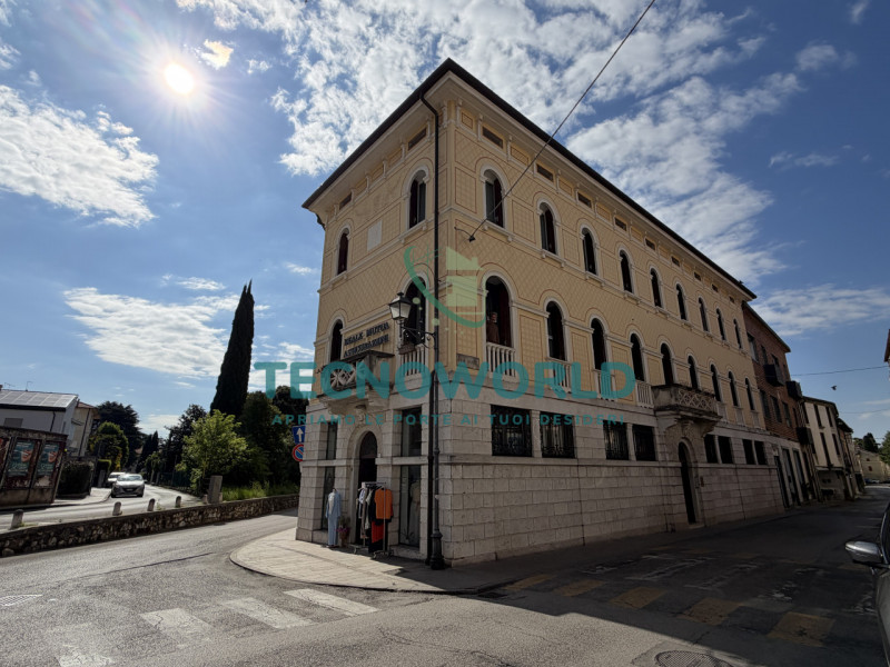 Scopri un'opportunità unica per investire nella tua attività con questo splendido ufficio situato...