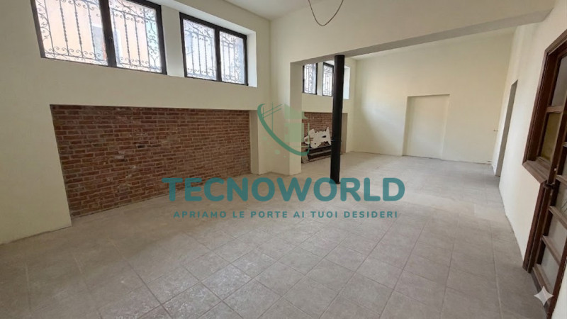 Scopri un'opportunità unica per investire nella tua attività con questo splendido ufficio situato...