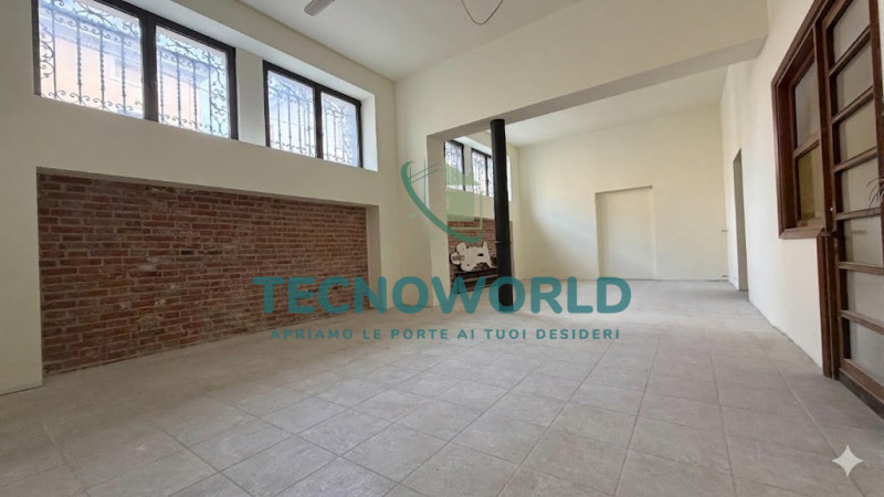 Scopri un'opportunità unica per investire nella tua attività con questo splendido ufficio situato...