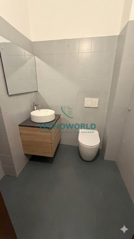 Scopri un'opportunità unica per investire nella tua attività con questo splendido ufficio situato...