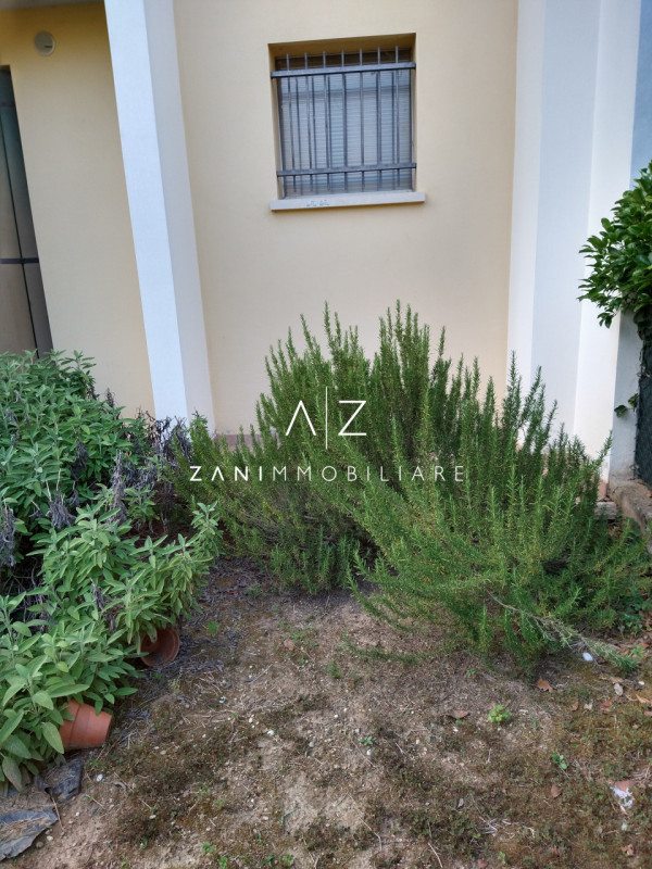 Scopri questa porzione di testa di casa a schiera, situata nel cuore di San Martino di Lupari. Co...