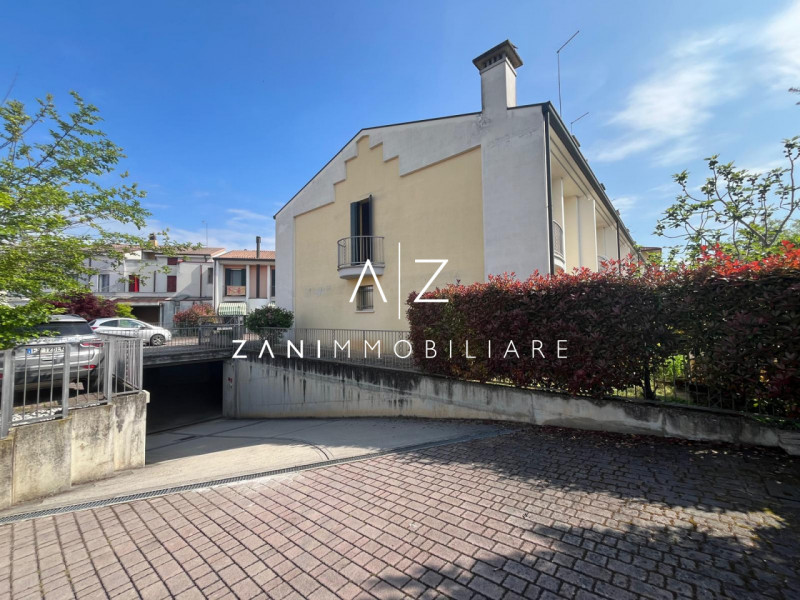 Scopri questa porzione di testa di casa a schiera, situata nel cuore di San Martino di Lupari. Co...