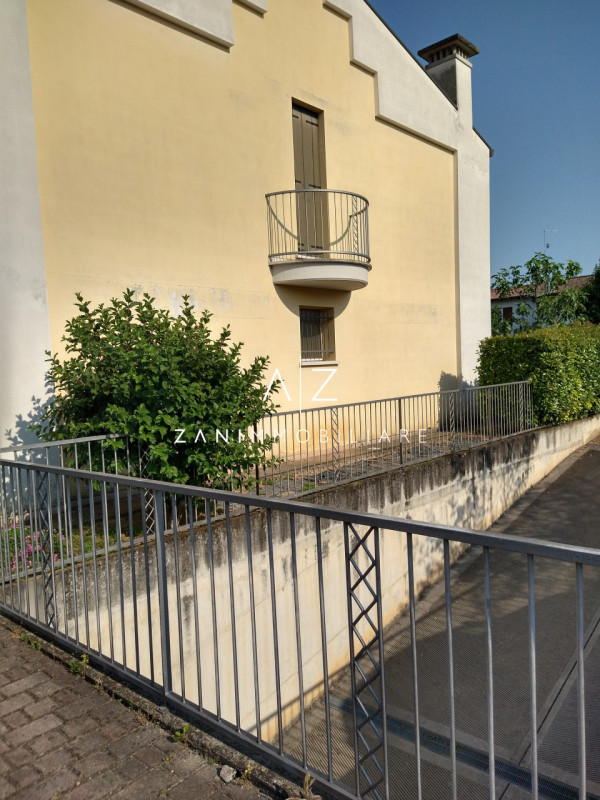 Scopri questa porzione di testa di casa a schiera, situata nel cuore di San Martino di Lupari. Co...