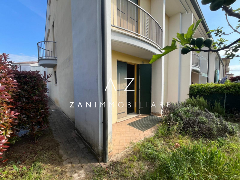 Scopri questa porzione di testa di casa a schiera, situata nel cuore di San Martino di Lupari. Co...