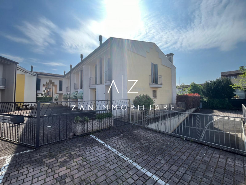 Scopri questa porzione di testa di casa a schiera, situata nel cuore di San Martino di Lupari. Co...