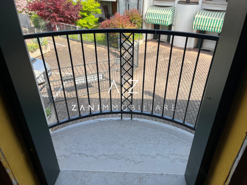 Scopri questa porzione di testa di casa a schiera, situata nel cuore di San Martino di Lupari. Co...