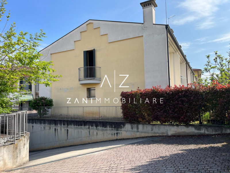 Scopri questa porzione di testa di casa a schiera, situata nel cuore di San Martino di Lupari. Co...