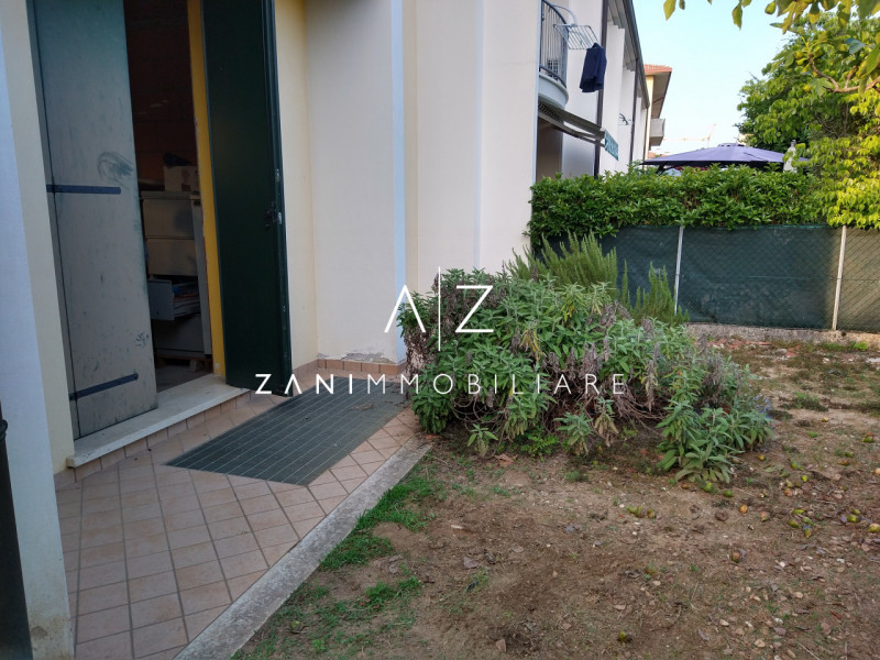 Scopri questa porzione di testa di casa a schiera, situata nel cuore di San Martino di Lupari. Co...