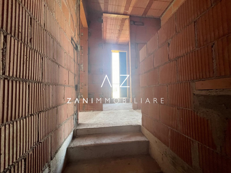 Scopri questa porzione di testa di casa a schiera, situata nel cuore di San Martino di Lupari. Co...