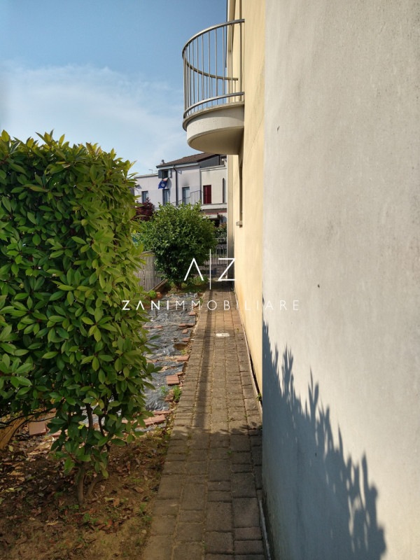 Scopri questa porzione di testa di casa a schiera, situata nel cuore di San Martino di Lupari. Co...