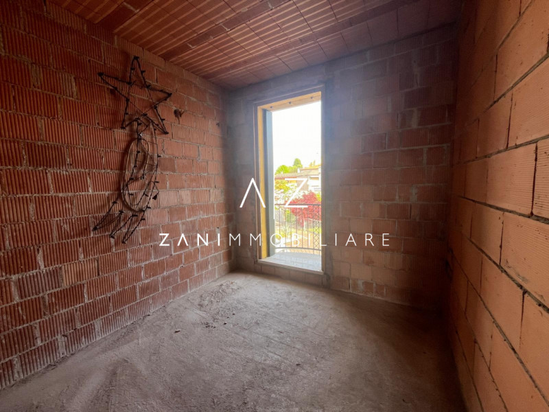 Scopri questa porzione di testa di casa a schiera, situata nel cuore di San Martino di Lupari. Co...