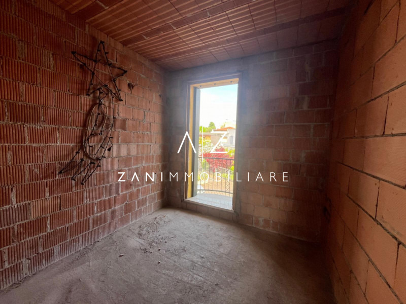 Scopri questa porzione di testa di casa a schiera, situata nel cuore di San Martino di Lupari. Co...