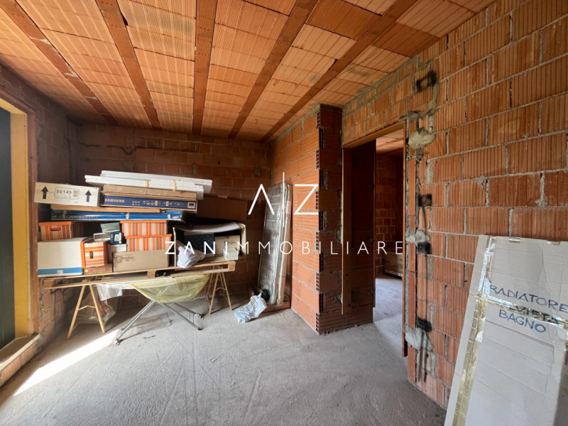 Scopri questa porzione di testa di casa a schiera, situata nel cuore di San Martino di Lupari. Co...