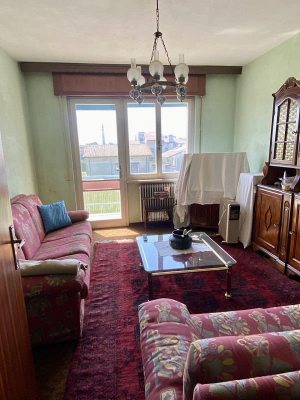 Nella frazione di Treville proponiamo in vendita un appartamento dalle generose metrature, 120 mq...