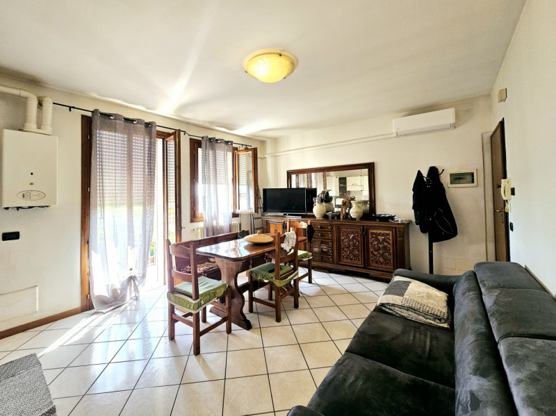 Proponiamo in vendita a Este, appartamento bilocale ideale come soluzione d’investimento. L’immob...