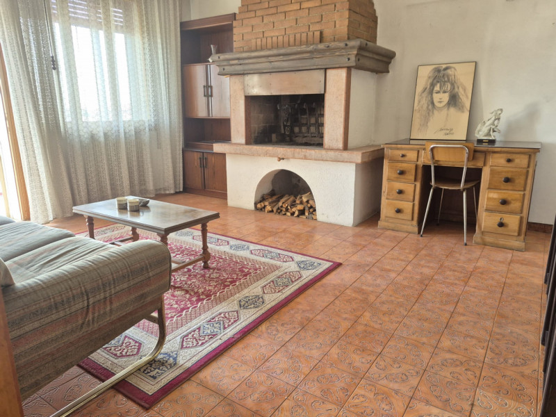 A pochi passi dal centro di Tezze sul Brenta, in una tranquilla palazzina trifamiliare sovrappost...