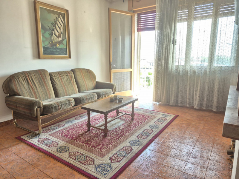 A pochi passi dal centro di Tezze sul Brenta, in una tranquilla palazzina trifamiliare sovrappost...