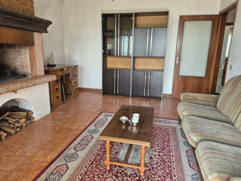 A pochi passi dal centro di Tezze sul Brenta, in una tranquilla palazzina trifamiliare sovrappost...