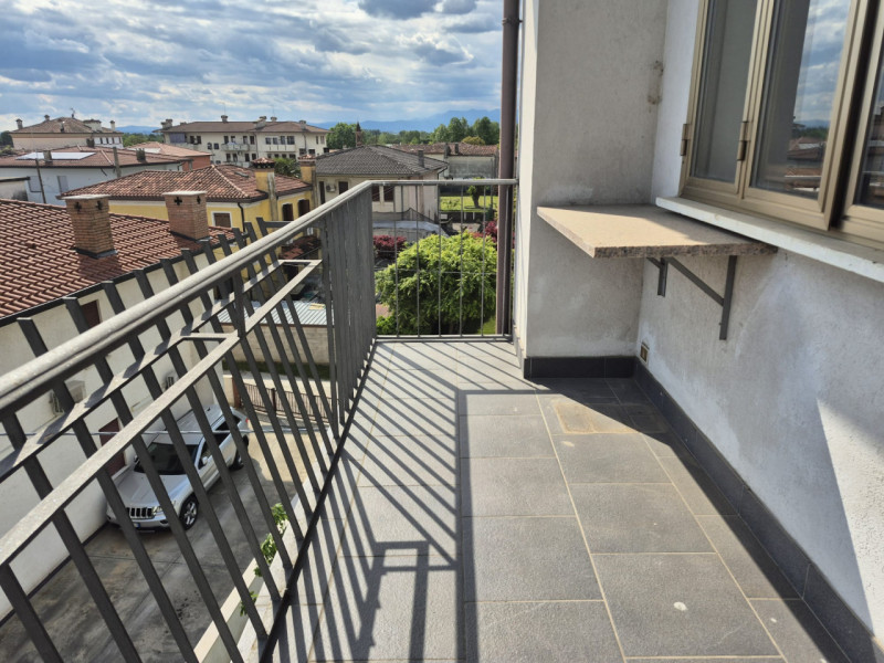 A pochi passi dal centro di Tezze sul Brenta, in una tranquilla palazzina trifamiliare sovrappost...