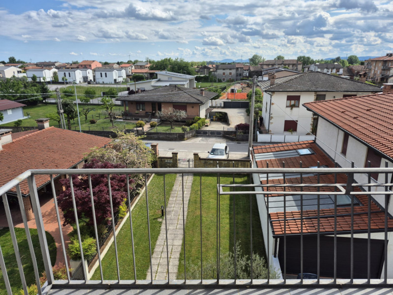 A pochi passi dal centro di Tezze sul Brenta, in una tranquilla palazzina trifamiliare sovrappost...