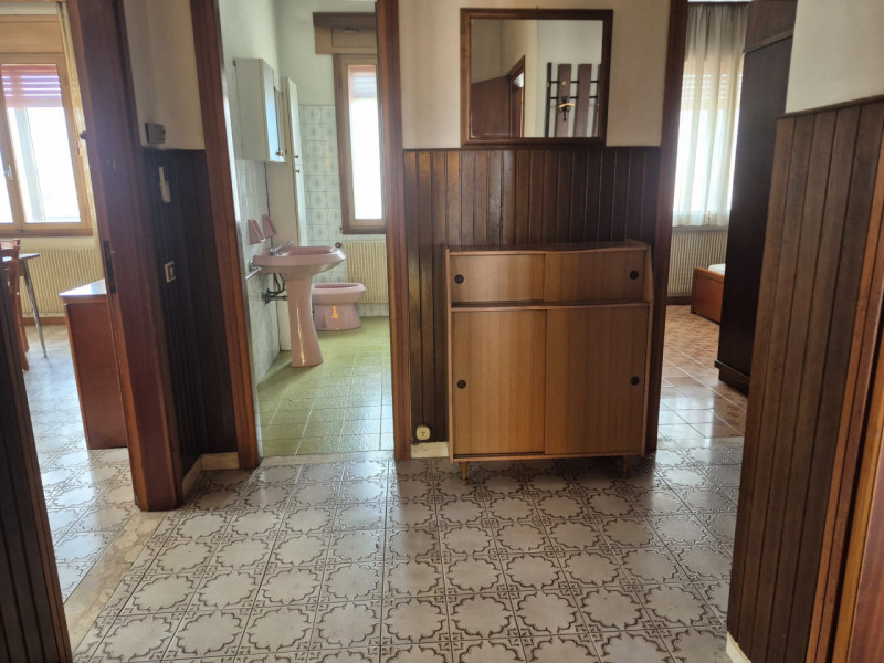 A pochi passi dal centro di Tezze sul Brenta, in una tranquilla palazzina trifamiliare sovrappost...