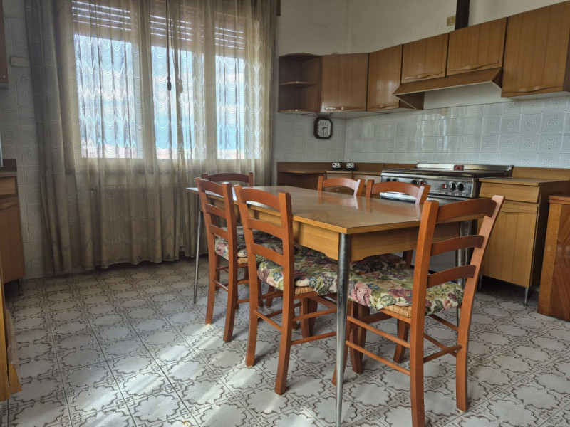 A pochi passi dal centro di Tezze sul Brenta, in una tranquilla palazzina trifamiliare sovrappost...