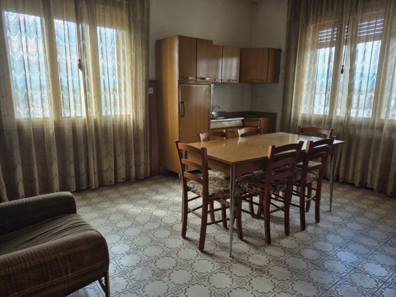 A pochi passi dal centro di Tezze sul Brenta, in una tranquilla palazzina trifamiliare sovrappost...