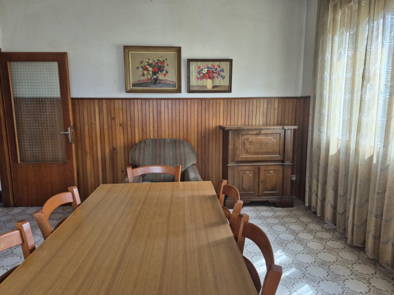 A pochi passi dal centro di Tezze sul Brenta, in una tranquilla palazzina trifamiliare sovrappost...