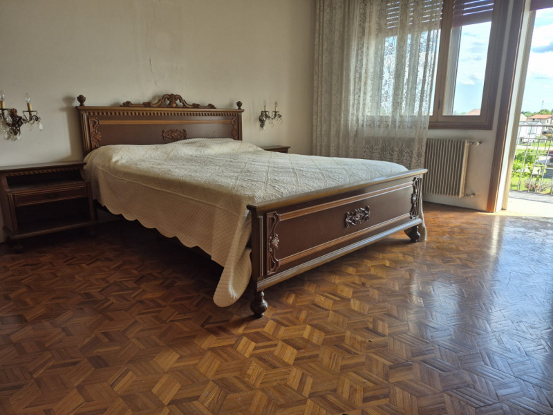 A pochi passi dal centro di Tezze sul Brenta, in una tranquilla palazzina trifamiliare sovrappost...