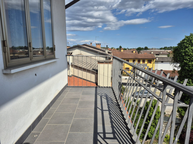 A pochi passi dal centro di Tezze sul Brenta, in una tranquilla palazzina trifamiliare sovrappost...