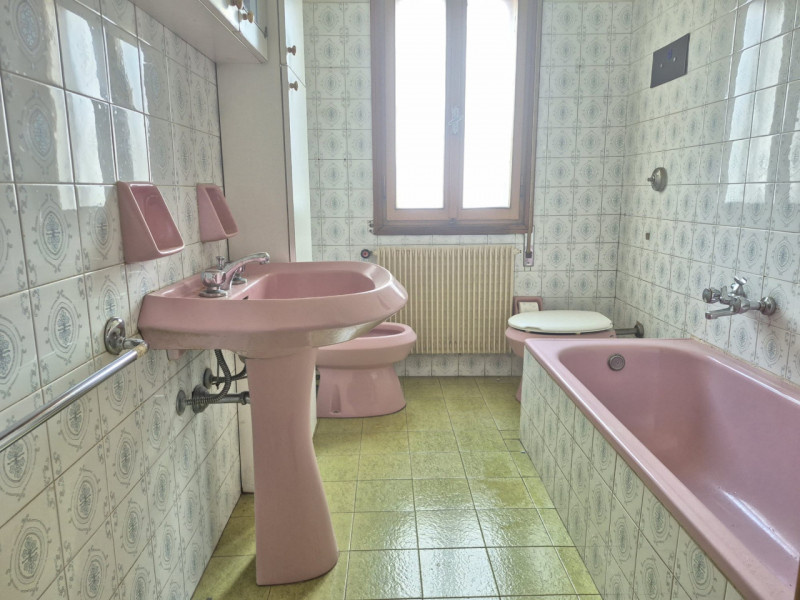 A pochi passi dal centro di Tezze sul Brenta, in una tranquilla palazzina trifamiliare sovrappost...