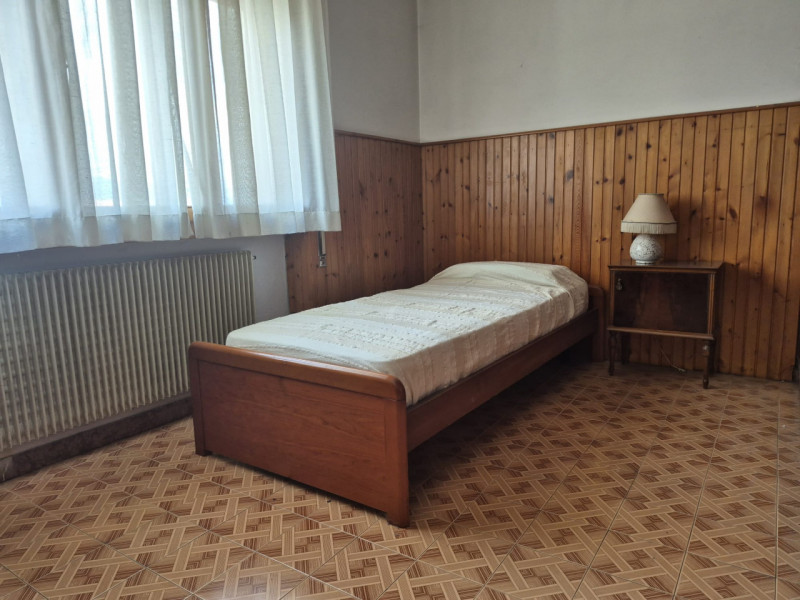 A pochi passi dal centro di Tezze sul Brenta, in una tranquilla palazzina trifamiliare sovrappost...