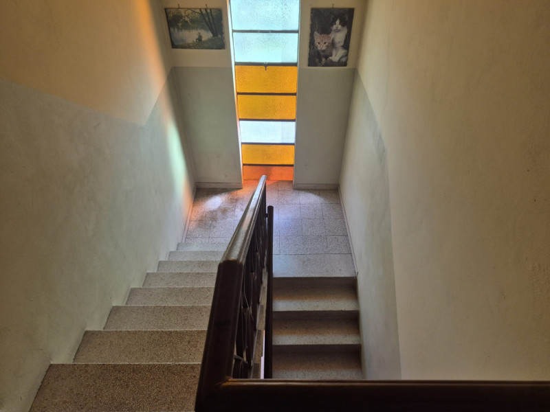 A pochi passi dal centro di Tezze sul Brenta, in una tranquilla palazzina trifamiliare sovrappost...