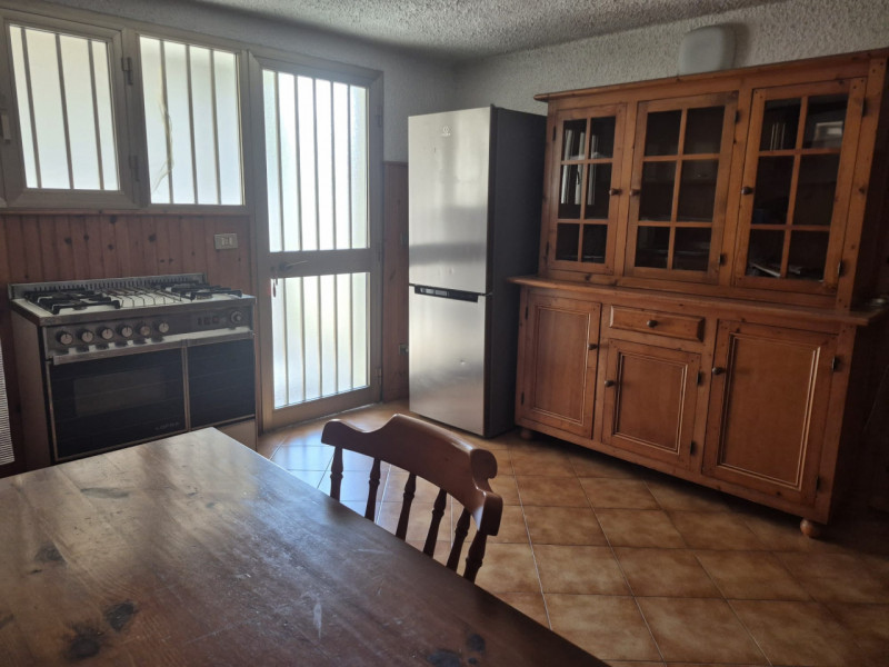 A pochi passi dal centro di Tezze sul Brenta, in una tranquilla palazzina trifamiliare sovrappost...