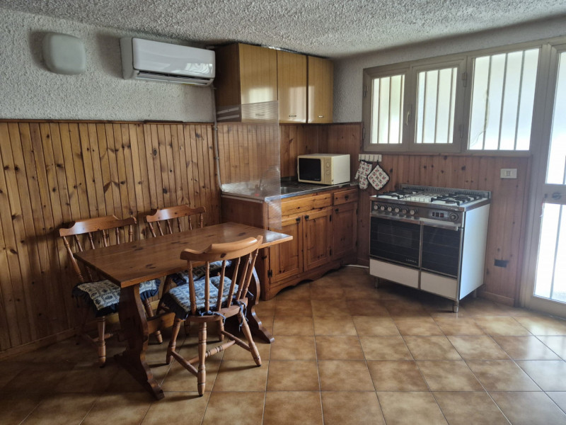 A pochi passi dal centro di Tezze sul Brenta, in una tranquilla palazzina trifamiliare sovrappost...