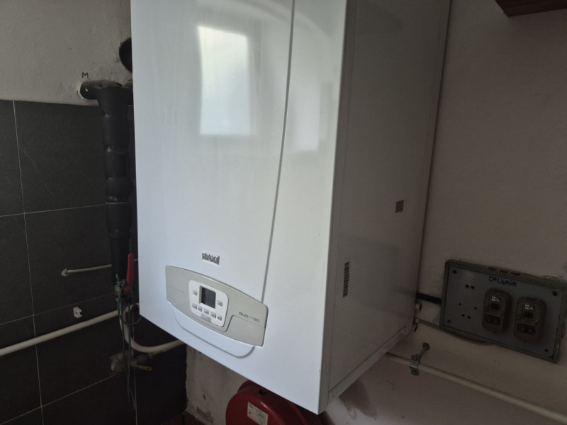 A pochi passi dal centro di Tezze sul Brenta, in una tranquilla palazzina trifamiliare sovrappost...