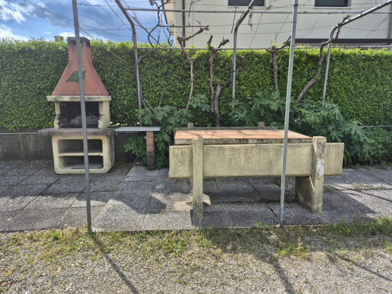 A pochi passi dal centro di Tezze sul Brenta, in una tranquilla palazzina trifamiliare sovrappost...