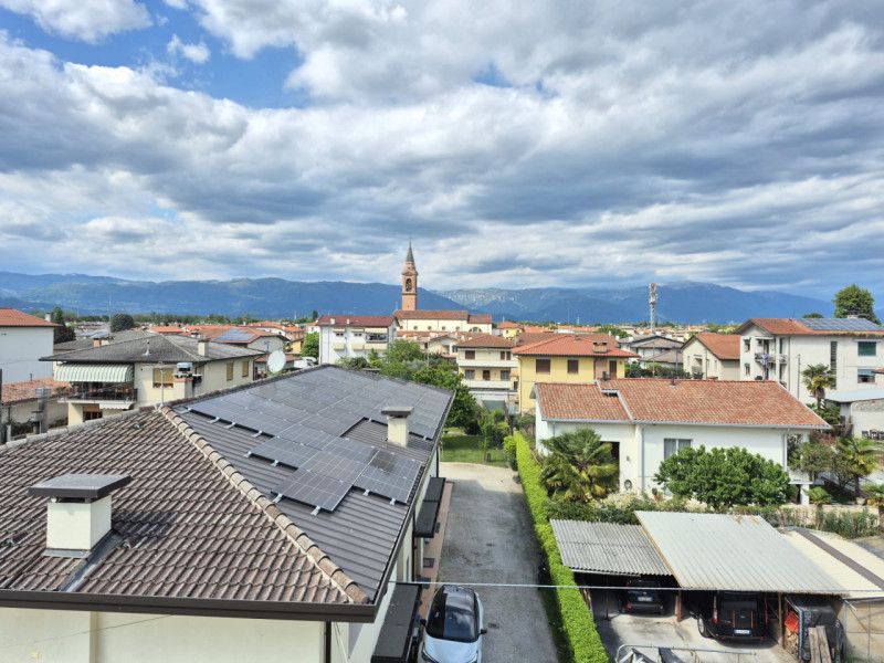 A pochi passi dal centro di Tezze sul Brenta, in una tranquilla palazzina trifamiliare sovrappost...