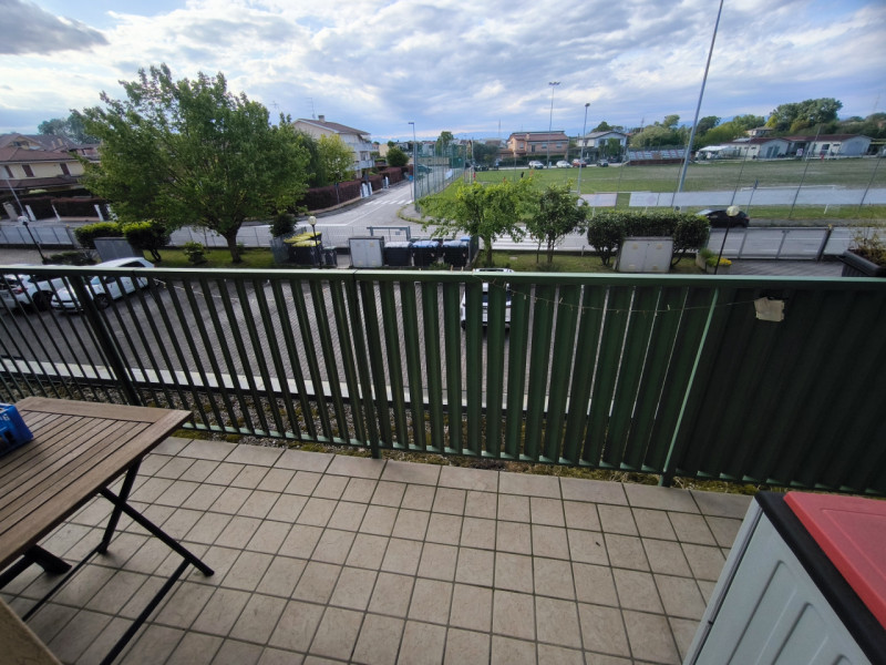 Zona monta' - vendesi appartamento trilocale al piano primo con ascensore.

L'appartamento si tro...