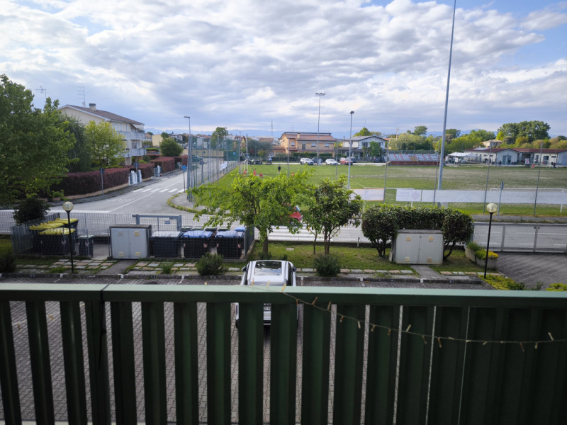 Zona monta' - vendesi appartamento trilocale al piano primo con ascensore.

L'appartamento si tro...