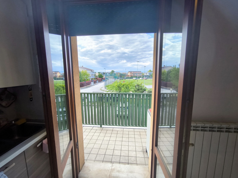 Zona monta' - vendesi appartamento trilocale al piano primo con ascensore.

L'appartamento si tro...