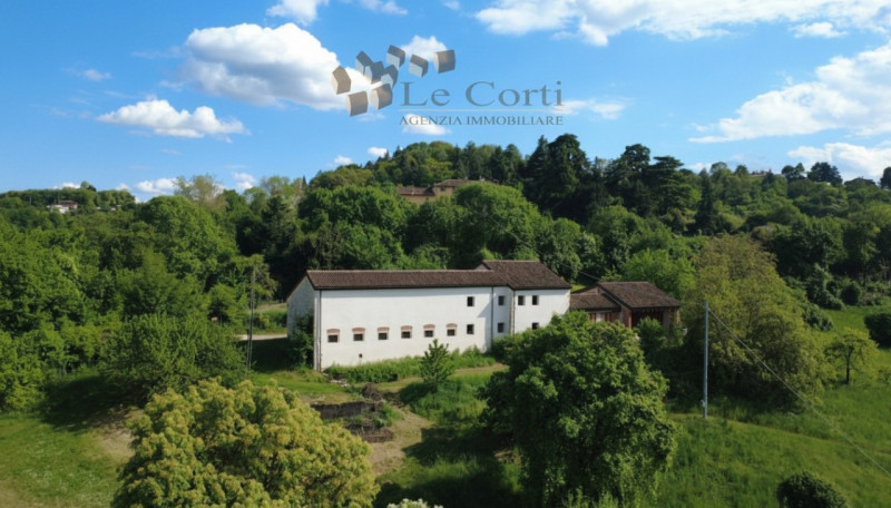Nata originariamente come stalla e ricovero per animali di un Conte, questa bellissima villa è st...