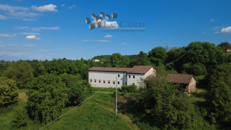 Nata originariamente come stalla e ricovero per animali di un Conte, questa bellissima villa è st...