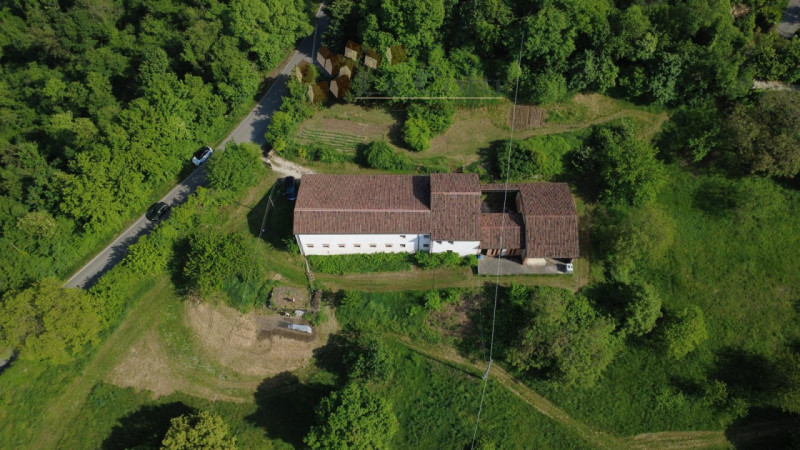 Nata originariamente come stalla e ricovero per animali di un Conte, questa bellissima villa è st...