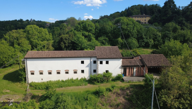 Nata originariamente come stalla e ricovero per animali di un Conte, questa bellissima villa è st...