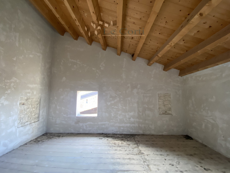 Nata originariamente come stalla e ricovero per animali di un Conte, questa bellissima villa è st...