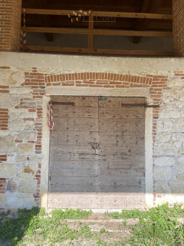 Nata originariamente come stalla e ricovero per animali di un Conte, questa bellissima villa è st...