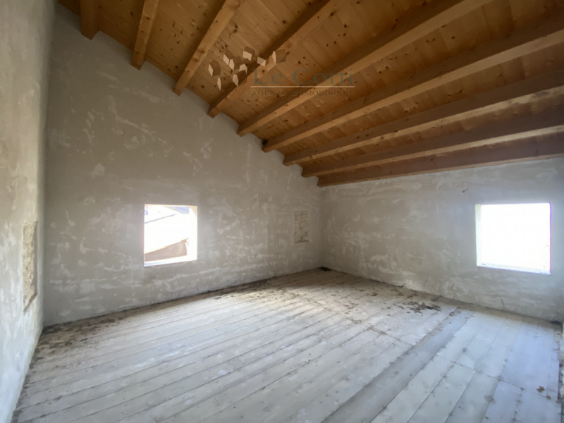 Nata originariamente come stalla e ricovero per animali di un Conte, questa bellissima villa è st...