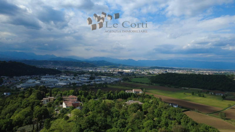 Nata originariamente come stalla e ricovero per animali di un Conte, questa bellissima villa è st...