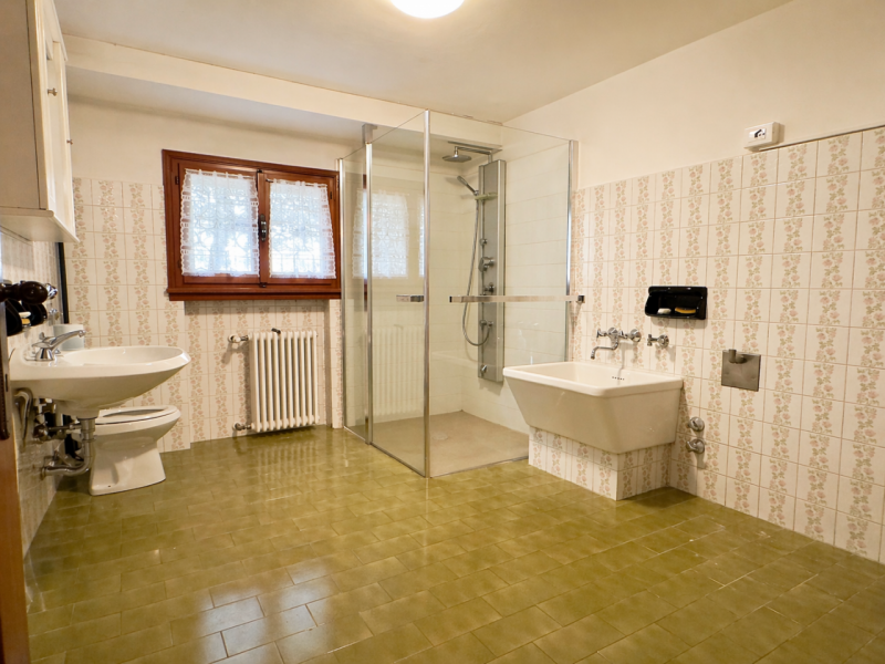 In posizione centrale e comoda a tutti i principali servizi, proponiamo villa singola inserita in...